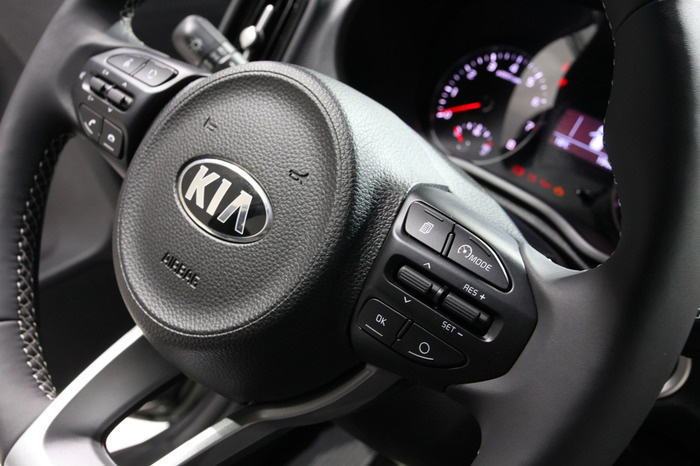 Как снять эмблему с руля kia picanto
