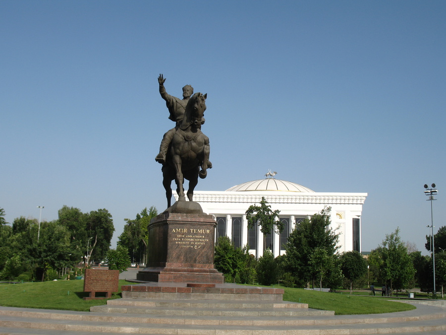 Амир темур фото. Памятник Амиру Тимуру в Ташкенте.