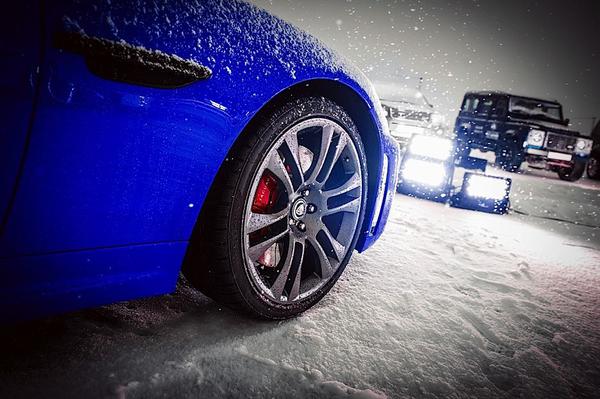 Ягуар XKR-S.