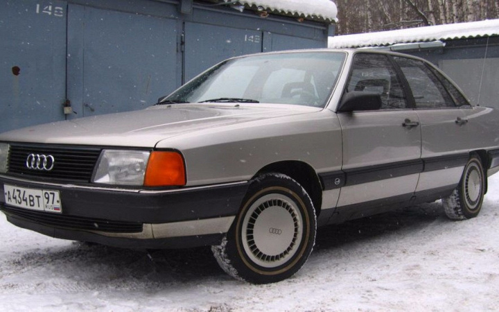 Audi 100.