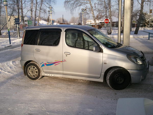Автомобиль Тойота Фанкарго 2000г