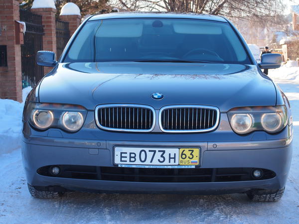  BMW 735i (E65).