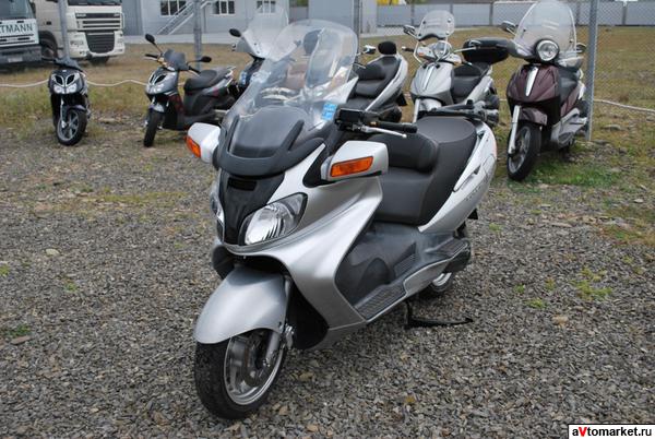 Год с максискутером Suzuki Burgman AN650.