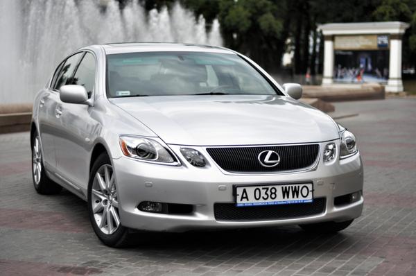 Lexus GS300.