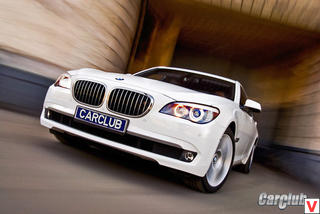 Тестовая BMW 750Li была оснащена опциональной системой Integral Active Steering, которая не только меняет передаточное отношение в рулевом механизме в зависимости от скорости и доворачивает передние колеса, но и отклоняет задние на угол до 3 градусов. 