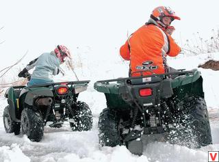 Водитель Kawasaki, завидев впереди труднопроходимый участок, просто дергает желтый рычажок и на ходу блокирует ось. Причем степень блокировки определяется силой нажатия