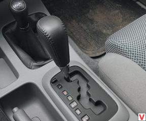 После рестайлинга японцы поставили в Hilux пятиступенчатый «автомат». В принципе, ничего сверхъестественного из себя он не представляет, но в паре с 3-литровым турбодизелем со своим обязанностями справляется вполне пристойно.