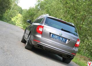 Настоящим солидным атрибутом Skoda Superb Combi являются 4 выхлопных патрубка. 