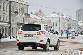 Сзади обновленный Hyundai Santa Fe можно узнать по измененным задним фонарям и новой форме патрубков выхлопной системы.