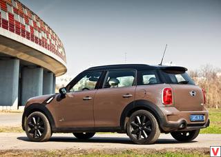 Большой MINI Countryman длиной более 4-метров вызывает неподдельный интерес в потоке. Кстати, это первый полноприводный MINI. Баварцы не стоят на месте. 