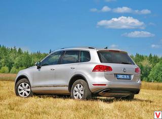 Силуэт нового Volkswagen Touareg стал более приземистым и стремительным. Внедорожник стал одной из первых моделей немецкого концерна, который примерил новый дизайн марки, автором которого является Вальтер да Сильва. 