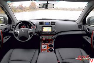 Отделка салона ничуть не хуже, чем в Lexus, а местами даже лучше – по стилю