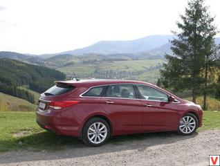 Внешний вид i40 заслуживает шильдика с именем «sport touring» или ему подобного. Хорошо, что корейцы не поддались искушению: 200 км/ч максимальной скорости и 11 секунд в разгоне до первой сотни никак не подтверждают громкий титул.