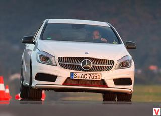 Топовую версию Mercedes A250 Sport можно узнать по красным полоскам на бампере и решетке радиатора с блестяшками. Доводкой шасси модификации Sport занимались инженеры подразделения AMG. Это, несомненно, самая азартная версия, но даже она отличается должным уровнем комфорта. 