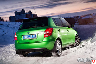 Сзади Skoda Fabua RS можно узнать по диффузору в бампере, сдвоенной насадке выхлопной системы и спойлеру на пятой двери.