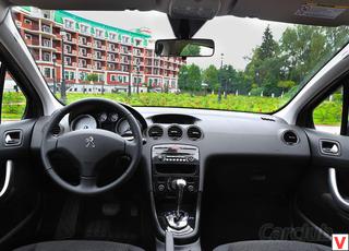 Интерьер практически полностью скопирован с хэчтбека Peugeot 308. К сборке и качеству претензий нет.