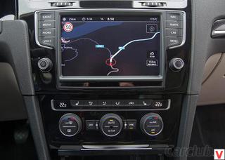Выбор мультимедийных систем для Volkswagen Golf VII по истине широк. 5 вариантов, с тремя разными размерами экрана, с навигацией и без, цветные и одна черно-белая...этот список можно продолжать еще долго. Топовая версия Discover Pro (на фото) позволяет листать страницы и масштабировать изображение пальцами, как на планшетниках и сенсорных телефонах. 