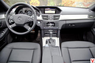 Интерьер E-Class - образец стиля и качества. Мягкий пластик, бархатная контурная подсветка, натуральный металл и благородная кожа делают салон Мерседеса разбавляют строгость линий уютом и комфортом. Не подкачала и эргономика: все органы управления удобны и на своем месте. Исключение, как всегда, одно - левый подрулевой рычажок с массой функций.