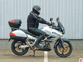 Как ни странно, но «спортивный» V-Strom предлагает более расслабленную и прямую посадку.