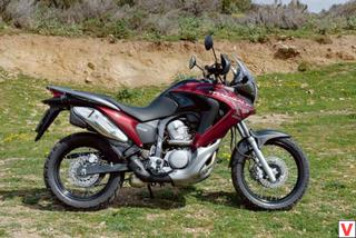 На багажнике у Honda – практичные крючки, за которые легко зацепить эластичную сетку для фиксации сумок.