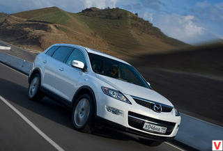 Плавные стремительные линии кузова выражают спортивный стиль марки Mazda