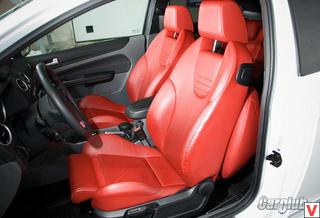 Передние кресла Recaro с развитой боковой поддержкой четко фиксируют тела пассажиров в своих объятьях. 10 регулировок позволяют без труда найти нужной положение за рулем.