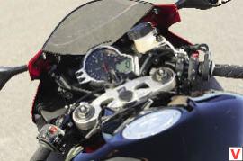 Богато укомплектованный и хорошо читаемый «командный мостик» Fireblade выделяется в среде спортбайковских «приборок» своим уникальным стилем и элегантными формами