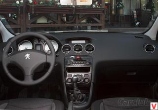 Для звания бюджетной модели интерьер Peugeot 408 сделан на отлично. 