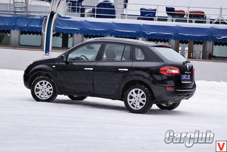 Renault  Koleos , ставший первым полноправным кроссовером французской компании, обладает интернациональными корнями - дизайн французский, разрабатывался в Японии, а производитство налажено в Южной Корее.