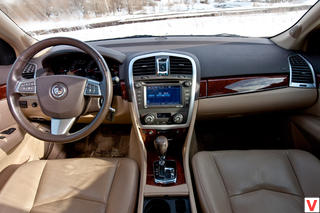 Cadillac консервативнее конкурентов: простые линии, кожа, дерево… Как в музее, не хватает лишь томика Бредбери на пассажирском сиденье