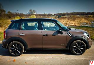 По сравнению с хэтчбеком MINI Cooper дорожный просвет Countryman увеличился всего на 18 мм, поэтому вседорожником его можно назвать с большой натяжкой. Кроме того, можно заказать заниженную на 10 мм подвеску.