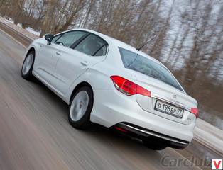 Базовый Citroen C4 Седан со 115-сильным мотором и МКПП оценивается в 579 000 рублей. Цена топовой машины с турбомотором и АКПП составляет 853 000 рублей.