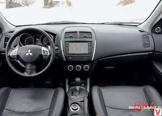 Эргономика передней панели Mitsubishi заметно лучше, чем у Nissan, – удобнее и понятнее