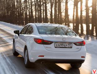 Едет новая Mazda6 почти также азартно, как и ее предшественница, но теперь в действиях седана стало больше комфорта и меньше нервозности.