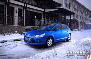 За счет новых бамперов  Citroen C4  стал на 15 мм длиннее. Кроме того, изменился капот, фальшрадиаторная решетка и задние фонари, появились новые 16- и 17-дюймовые колеса, а палитра цветов кузова получила три новых оттенка