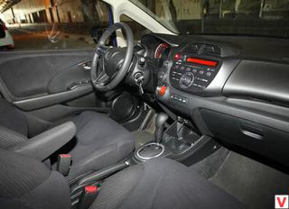 Линия яркого дизайна Honda продолжается и в салоне. Главные достопримечательности - стильный руль и передняя панель.