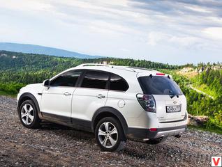 Если спереди дизайн Chevrolet Captiva изменился кардинально, то узнать обновленный кроссовер сзади можно, разве что, по иным фонарям.