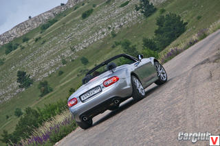 Несмотря на спортивную направленность, Mazda MX-5 оснащается всеми благами цивилизации. В зависимости от комплектации родстер может иметь ксеноновые фары, аудиосистему Bose, климат-контроль, пятиуровневый обогрев сидений, круиз-контроль, а также обтянутые кожей руль и рукоятку коробки передач.