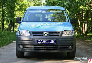 В практичности разработчикам VW Caddy не откажешь: серые неокрашенные бамперы и корпуса наружных зеркал помогают забыть о досадных царапинах и небольших механических повреждениях.