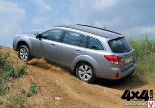 Subaru заметно легче. В подъемах это чувствуется. Но отсутствие блокировок сводит преимущество на нет
