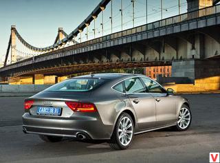 Дизайн Audi A7 выполнен в новом корпоративном стиле Audi. Главной отличительной особенностью четырехдверного купе являются безрамочные двери и скошенная линия кормы. Но даже этого достаточно, чтобы подтвердить, что внешний вид A7 выдался на славу. 