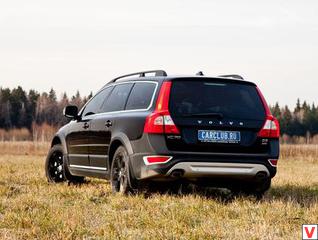 Цены на Volvo XC70 начинаются с отметки 1 382 000, а за топовый бензиновый турбомтор дилеры попросят уже больше 2 200 000 рублей.