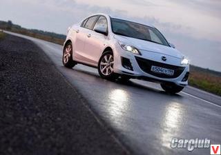 В дорогих комплектациях Mazda3 оборудована биксеноновыми лампами, установленными ближе к внешнему краю блок-фары. Это техническое решение позволило дизайнерам расположить во внутренней части блок-фары габаритный фонарь.