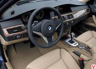 Салон новой, 5-й серии выполнен в духе корпоративного интерьера всех моделей BMW. Компоновка не сильно отличается от старшей «сестры» — «семерки». Панель информативна, нет ничего лишнего — за рулем шустрых «баварцев» не стоит отвлекаться.