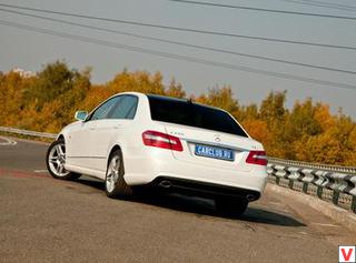 Mercedes-Benz E-Class остался на 100% узнаваем. В отличие от предшественника в кузове W211 плавные обводы кузова сменились четкими гранями и прямыми линиями. Строго, современно, солидно. 