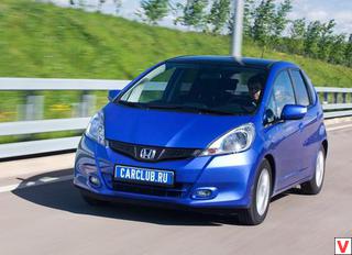 Вместе с обновлением Honda Jazz получила немного подретушированную внешность и новую трансмиссию. 