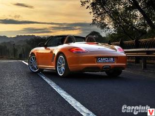 Само название  Boxster  родилось из двух слов – boxer (оппозитный мотор) и  Roadster  (в комментариях не нуждается). Еще одним немаловажным фактом является то, что в отличие от предыдущих моделей Porsche, чьи открытые версии переделывались из закрытых,  Boxster  изначально проектировался как кабриолет.