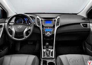 Передняя панель Hyundai i30 (фото вверху) кажется более насыщенной клавишами, хотя опций в «сороковом», разумеется, больше. Кнопки на нижних спицах руля не очень удобны в обеих моделях.