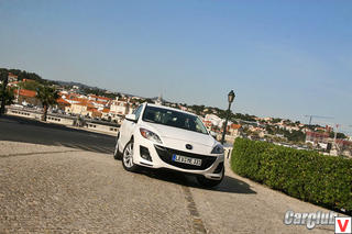 Наконец новое поколение Mazda3 избавилось от своего главного недостатка – плохой шумоизоляции. Теперь в салоне «матрешки» стало намного тише. Двери стали закрываться с благородным «немецким хлопком», и даже звуковой сигнал теперь гудит по-европейски.